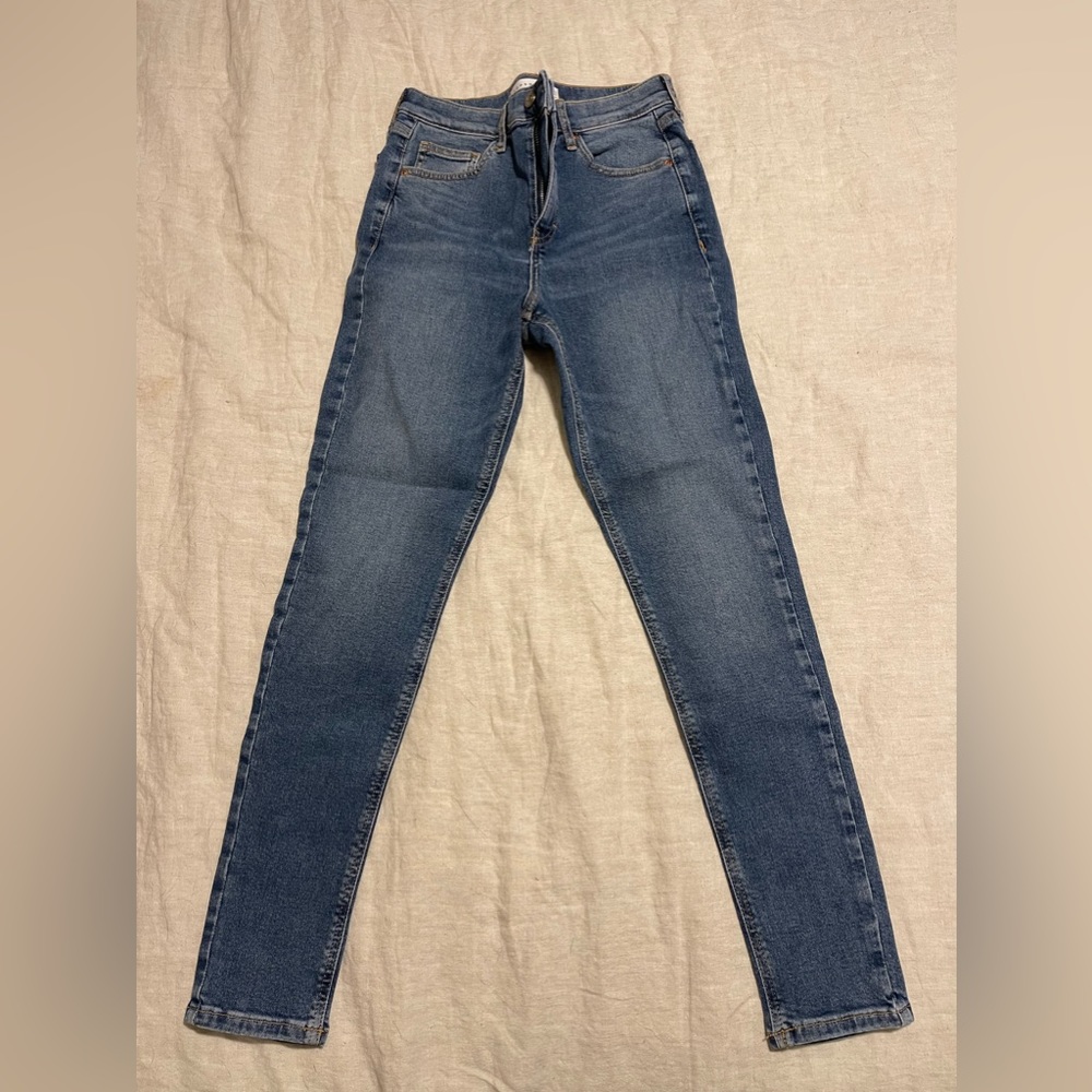 Topshop ‘Jamie’ Jeans in Medium Blue with Bum Rip size W28/L32